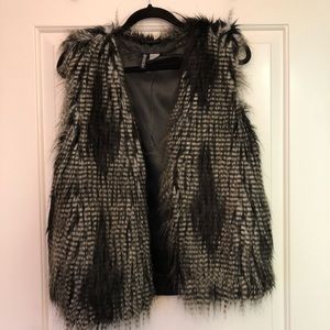 Faux fur vest - black and grey